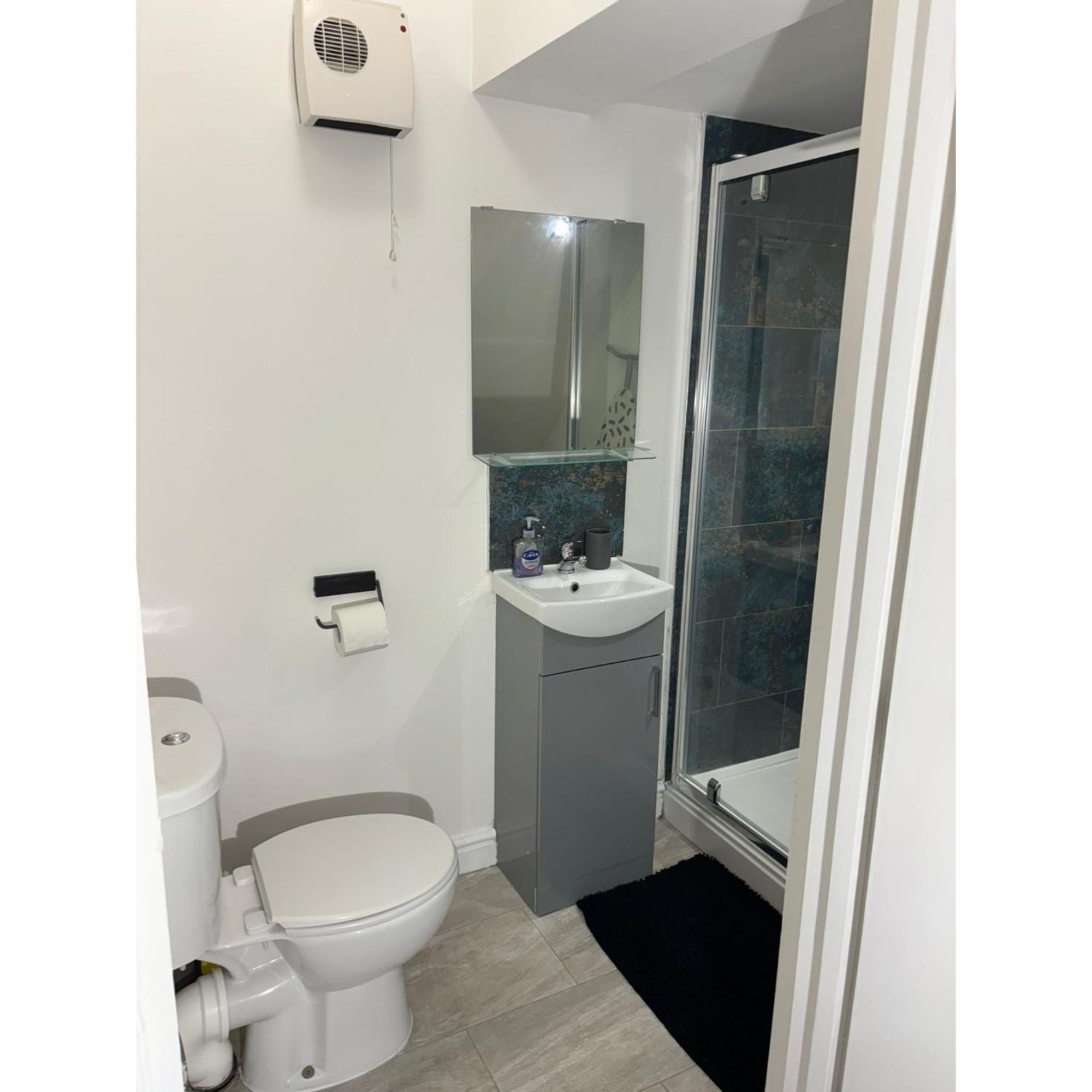 Enjoy A Spacious Lounge With A Cozy Sofa Bed And A Private Ensuite Bedroom Wednesbury Exterior foto